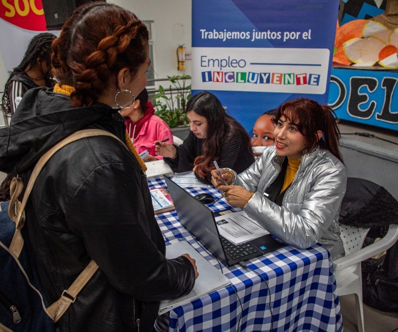 Imagen relacionada con Macroferia de Empleo (mujer joven en mesa de inscripciones)
