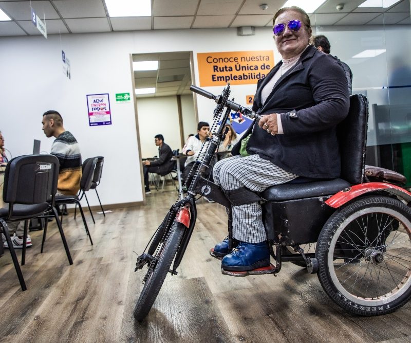 Imagen relacionada con persona con discapacidad física en jornada de empleo