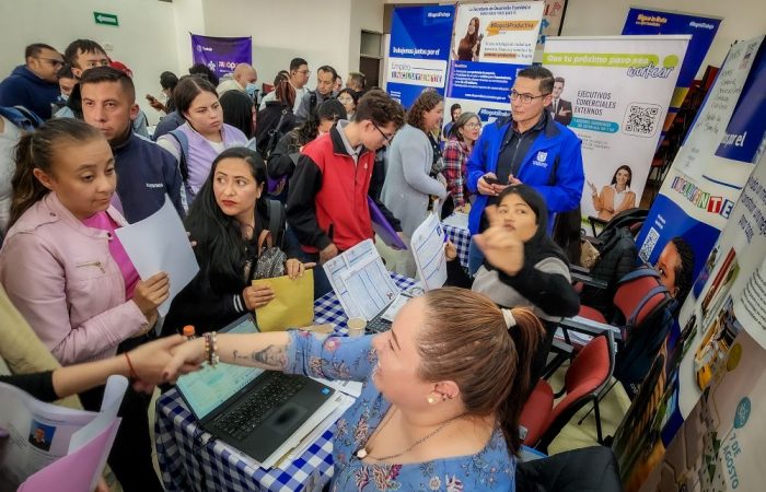 Imagen relacionada con grupo de personas en feria de empleo