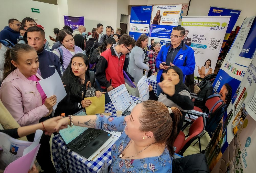 Imagen relacionada con grupo de personas en feria de empleo