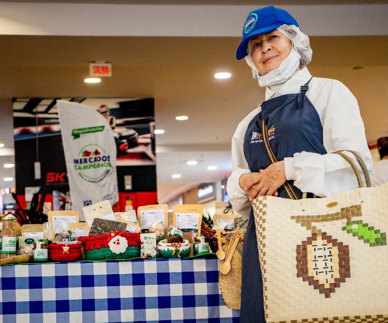 Imagen relacionada con mujer de la ruralidad en un puesto de venta