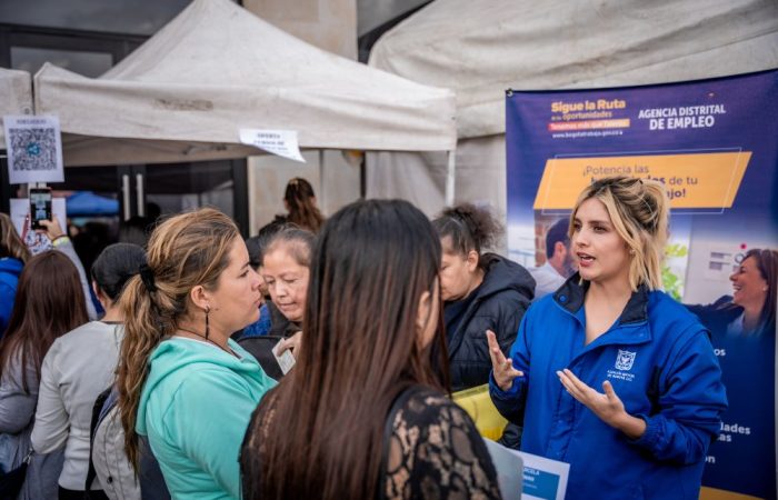 Imagen de un grpo de mujeres en feria de empleo