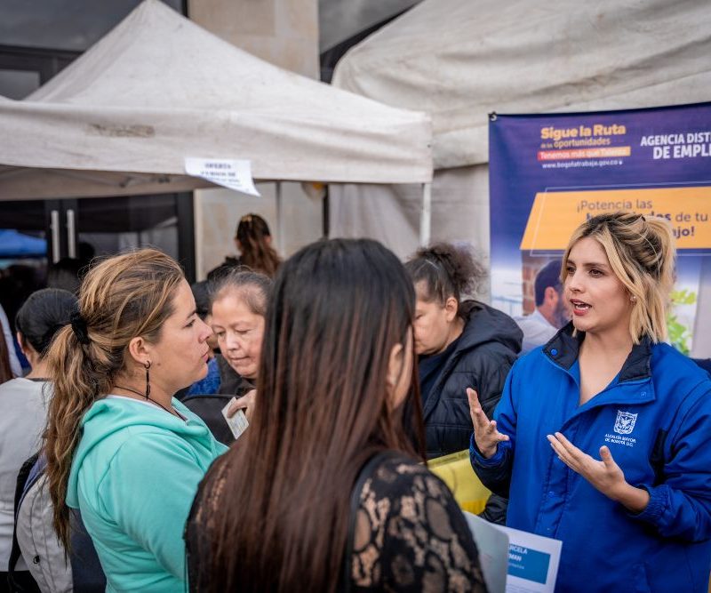 Imagen de un grpo de mujeres en feria de empleo