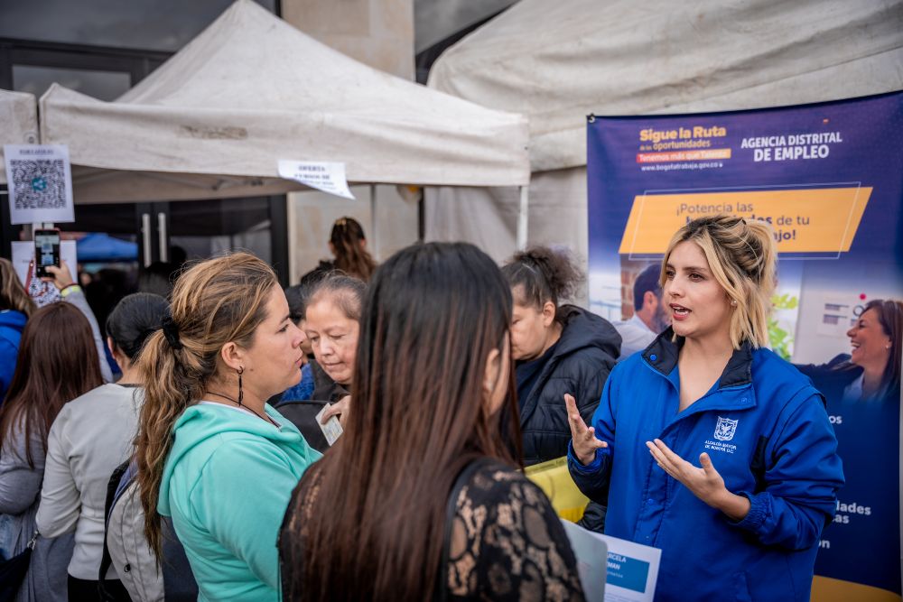 Imagen de un grpo de mujeres en feria de empleo