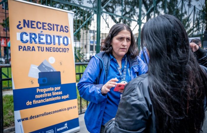 Imagen relacionada con una persona en feria de inclusión financiera