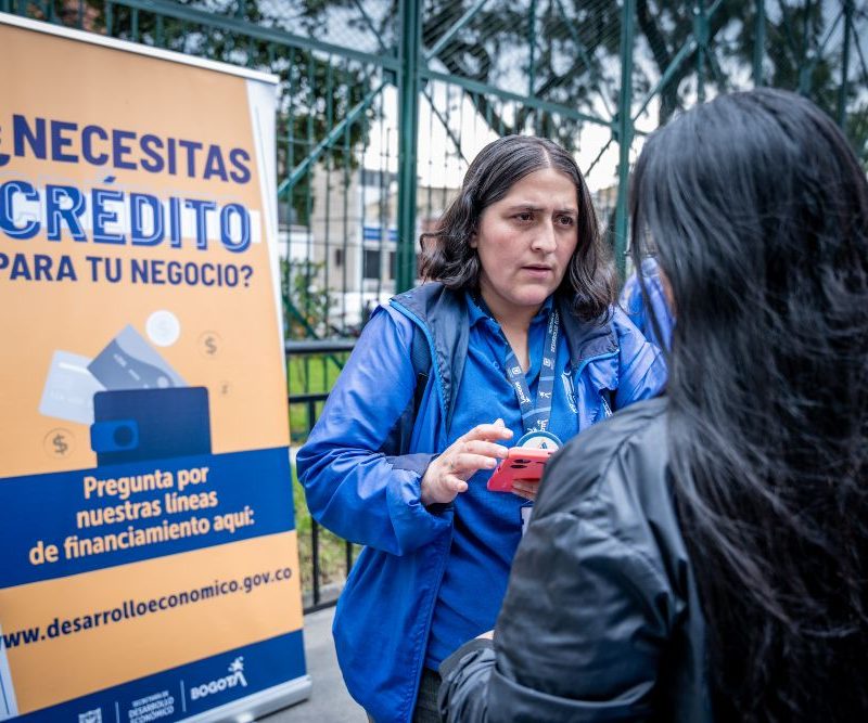 Imagen relacionada con una persona en feria de inclusión financiera