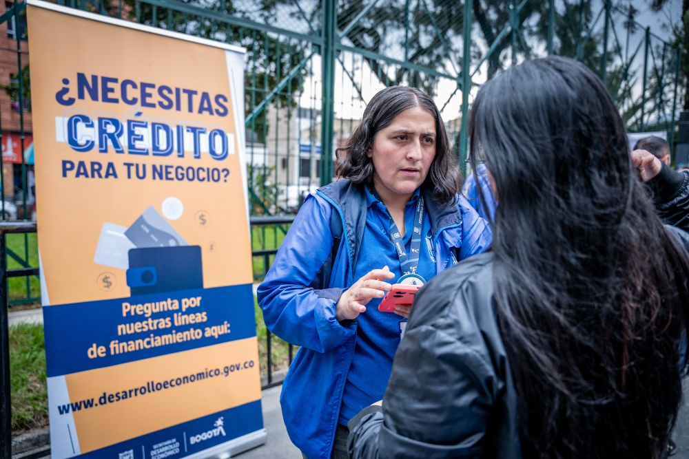 Imagen relacionada con una persona en feria de inclusión financiera