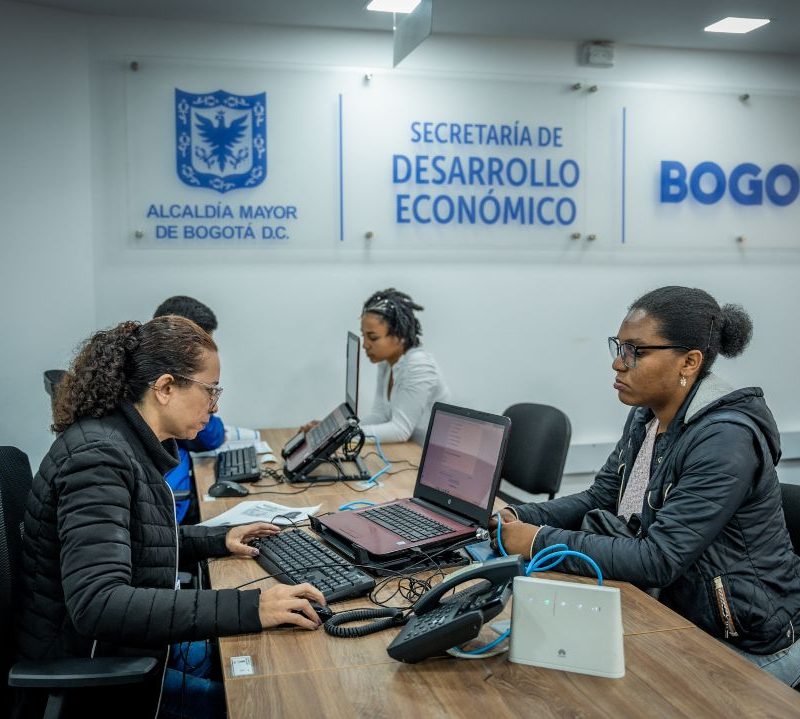 Imagen relacionada con mujeres en punto de atención de la Agencia de Empleo