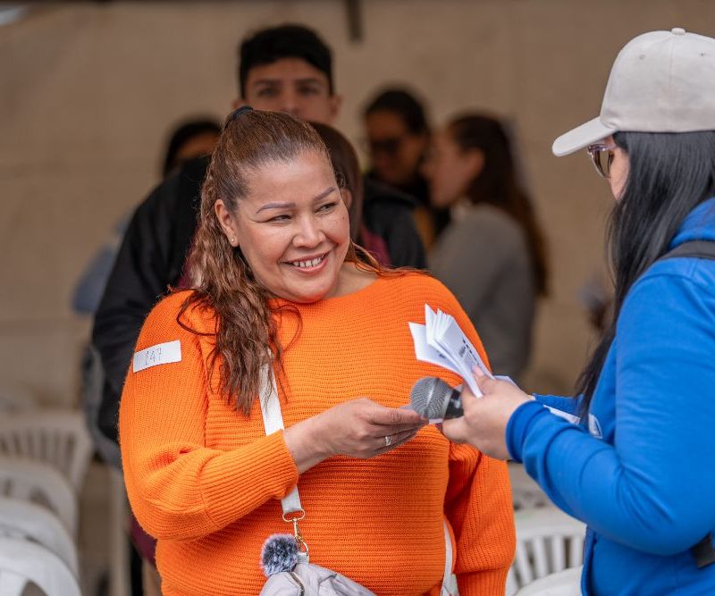 Foto relacionada con mujer que recibe asesoría en una feria de empleo