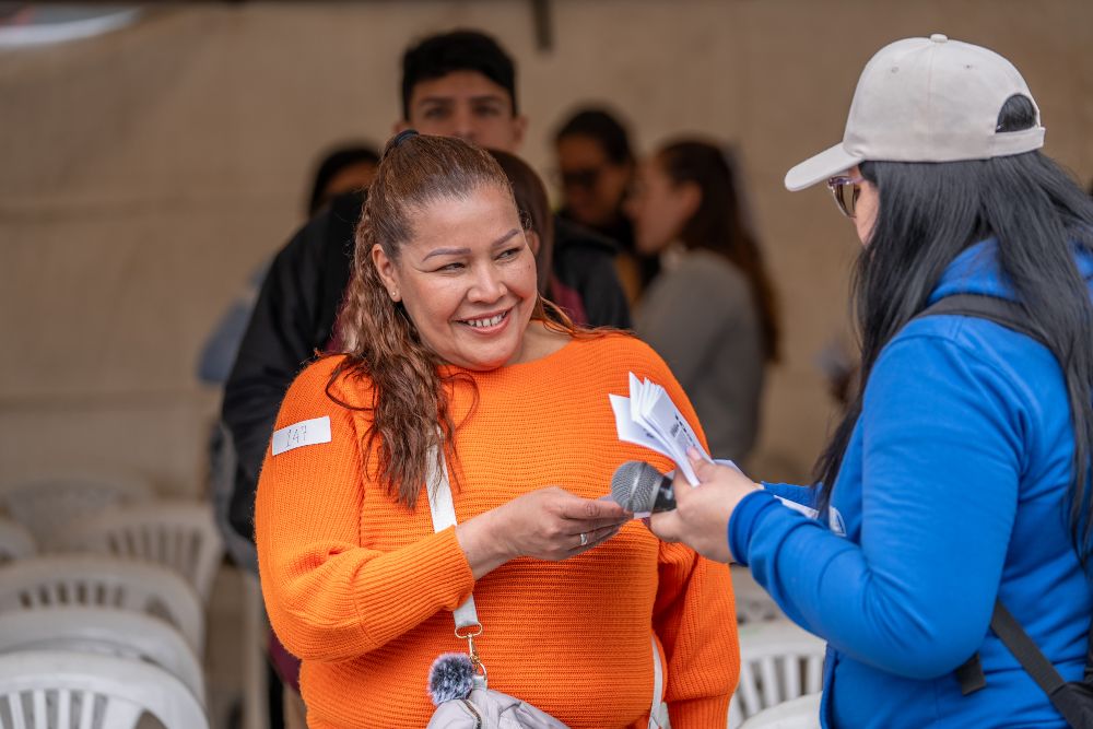 Foto relacionada con mujer que recibe asesoría en una feria de empleo