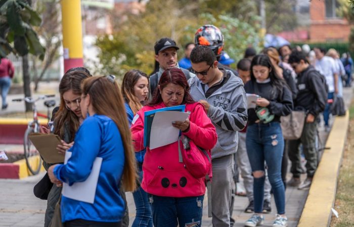 Imagen relacionada con grupo de personas asistiendo a una feria de empleo masiva