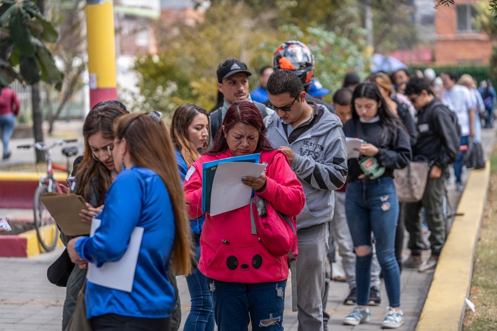 Imagen relacionada con grupo de personas asistiendo a una feria de empleo masiva