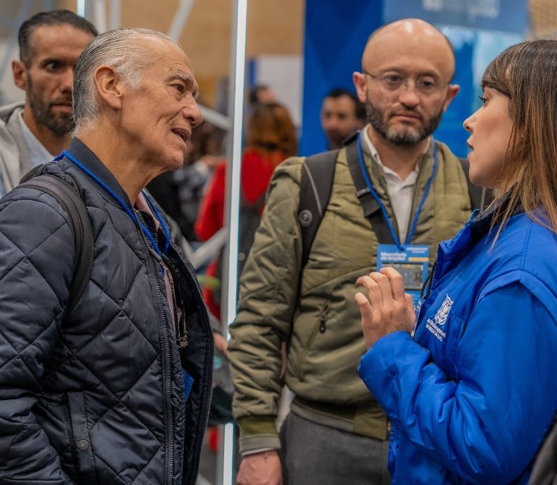 Imagen relacionada con personas mayores en una feria de empleo