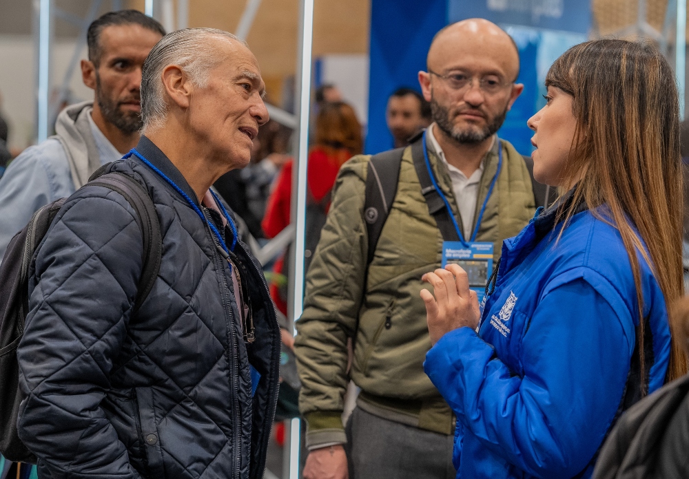 Imagen relacionada con personas mayores en una feria de empleo