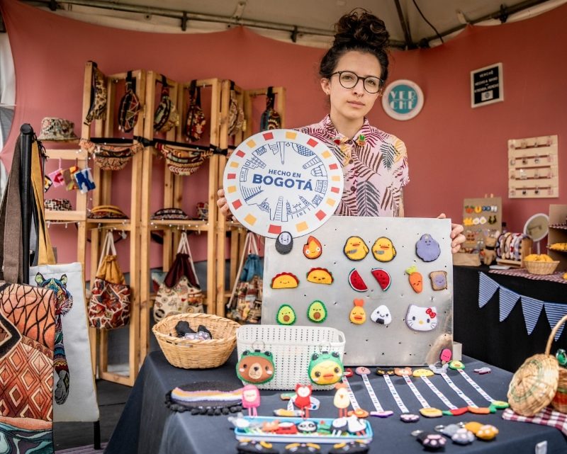 Imagen relacionada con mujer emprendedora en feria de Hecho en Bogotá