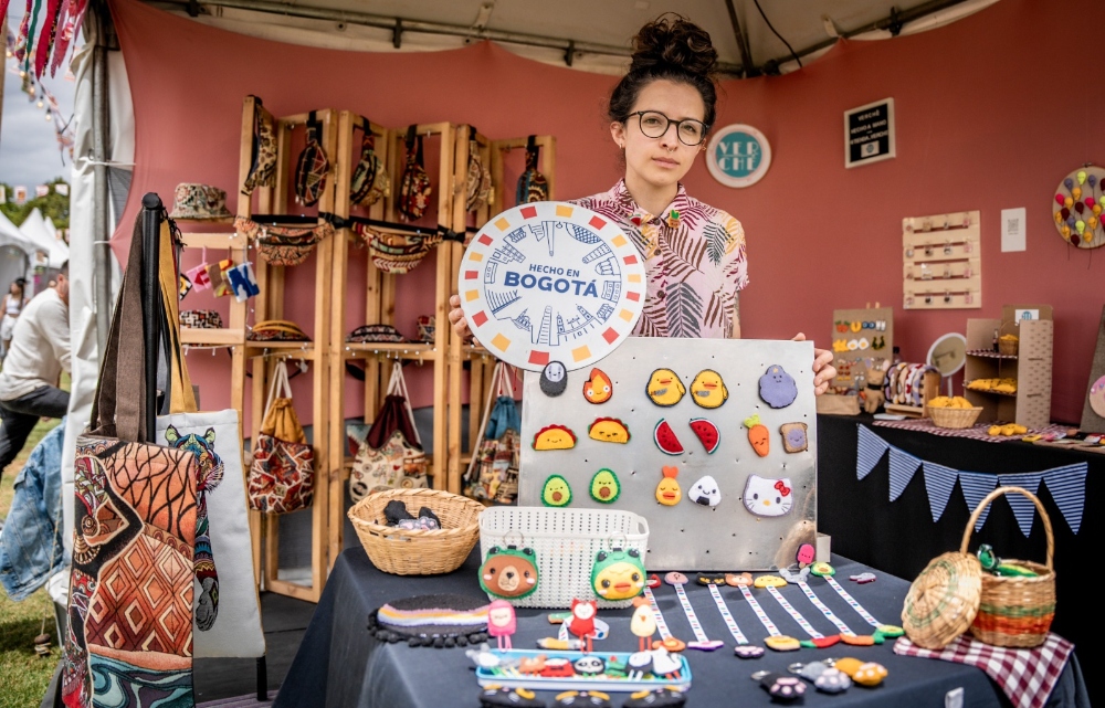 Imagen relacionada con mujer emprendedora en feria de Hecho en Bogotá