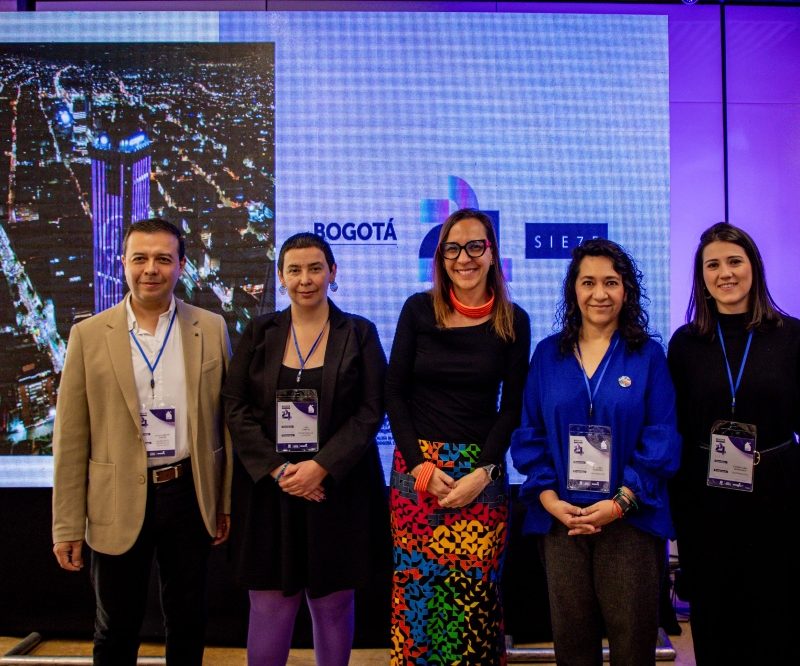 Imagen relacionada con grupo de personas en presentación del programa Bogotá 24/7