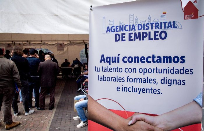 Imagen relacionada con grupo de personas en una feria de empleo organizada por el Distrito