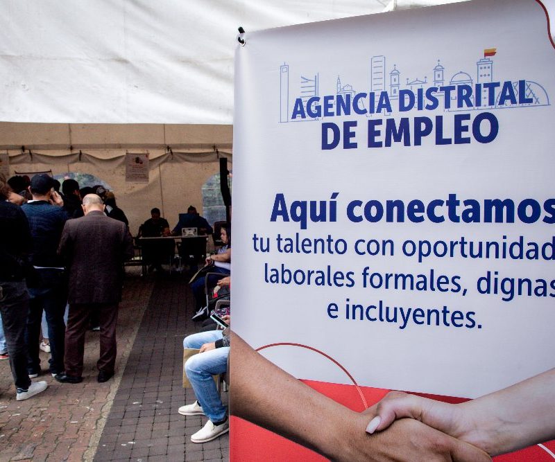 Imagen relacionada con grupo de personas en una feria de empleo organizada por el Distrito