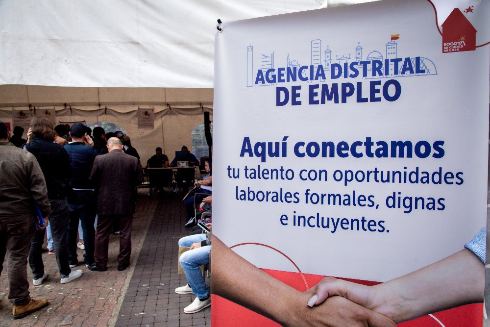 Imagen relacionada con grupo de personas en una feria de empleo organizada por el Distrito