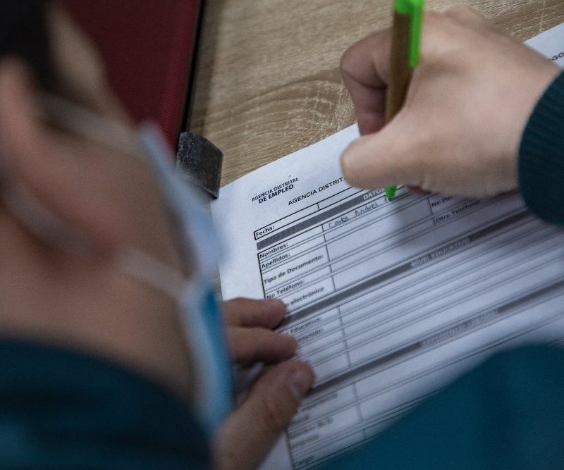 Imagen relacionada con una persona llenando una hoja de vida