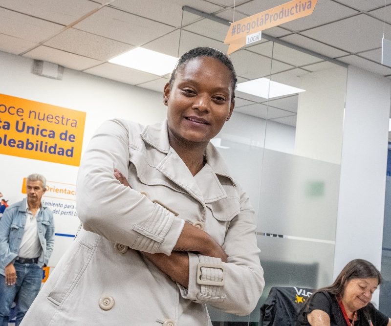 Imagen de una persona que recibe orientación en Agencia de Empleo