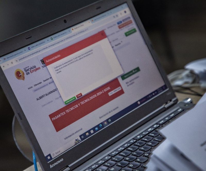 Imagen relacionada con un equipo de cómputo sobre una mesa