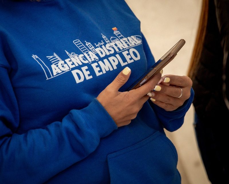 Imagen relacionada con una mujer que sostiene un dispositivo móvil