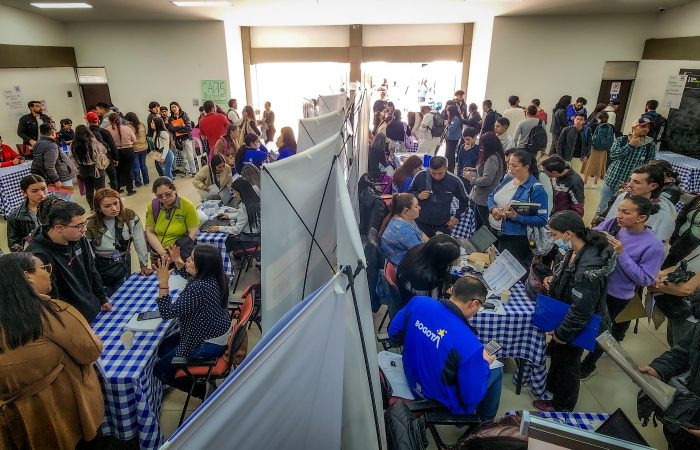 Imagen relacionada con grupo numeroso de personas en feria de empleo