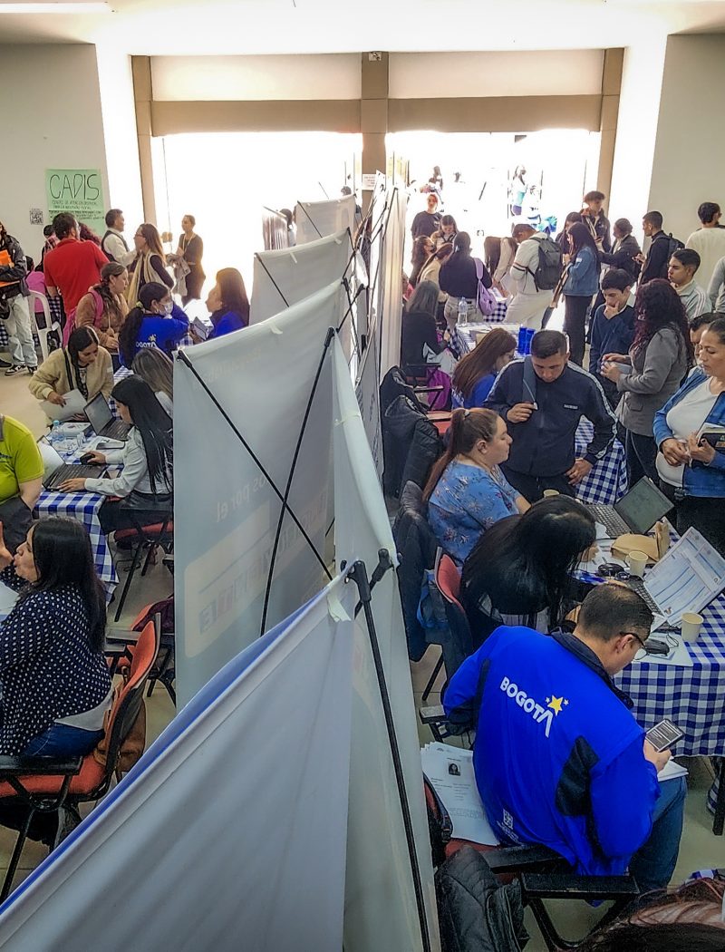 Imagen relacionada con grupo numeroso de personas en feria de empleo