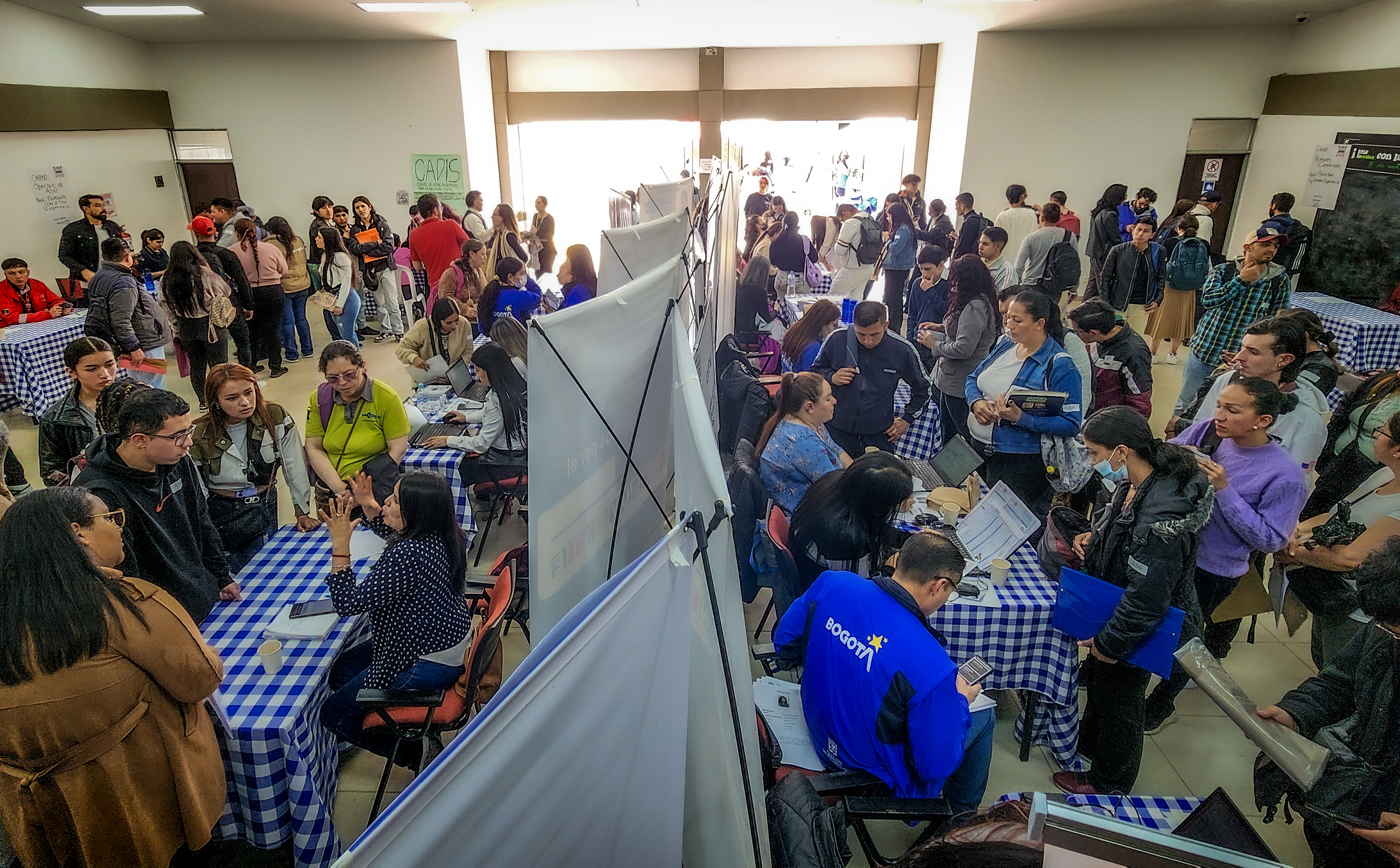 Imagen relacionada con grupo numeroso de personas en feria de empleo