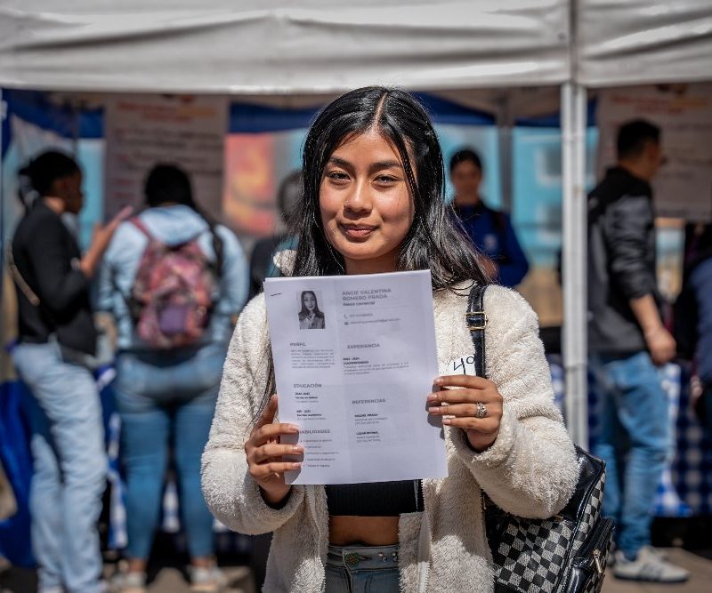 Imagen relacionada con mujer joven en feria de empleo