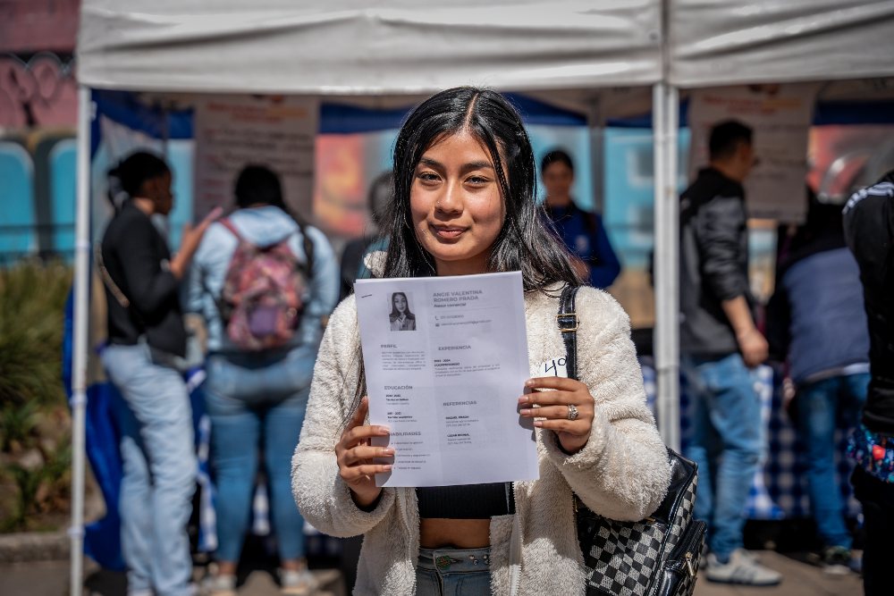 Imagen relacionada con mujer joven en feria de empleo