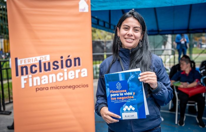 Imagen que muestra a una mujer joven en una feria financiera