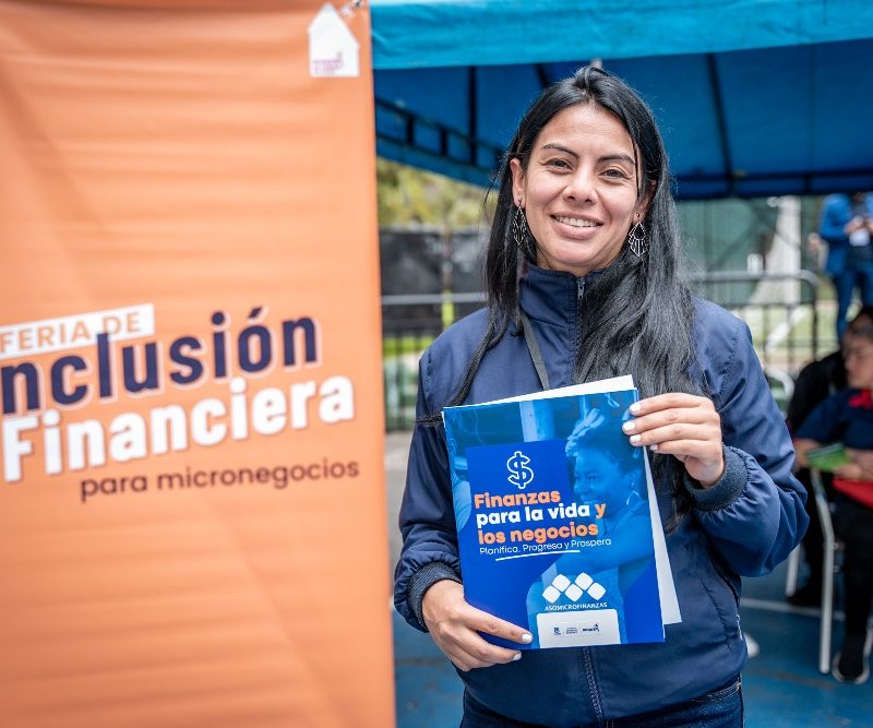 Imagen que muestra a una mujer joven en una feria financiera