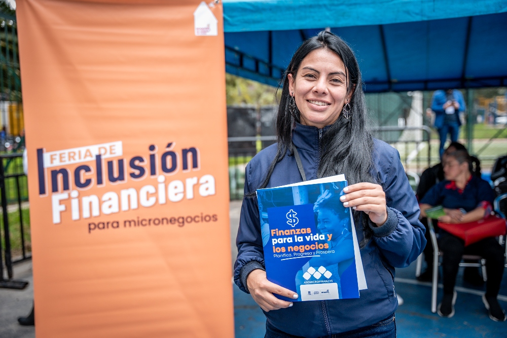 Imagen que muestra a una mujer joven en una feria financiera