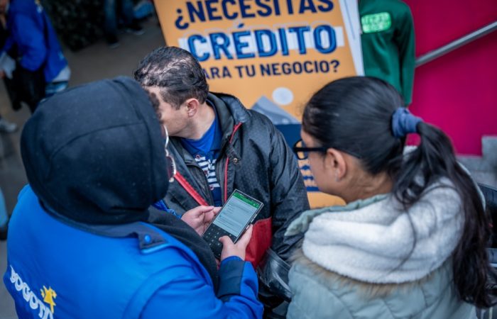 Imagen de un grupos de personas en una feria de financiamiento