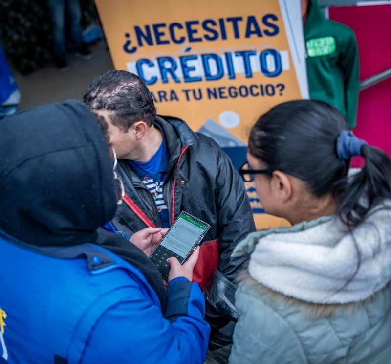 Imagen de un grupos de personas en una feria de financiamiento