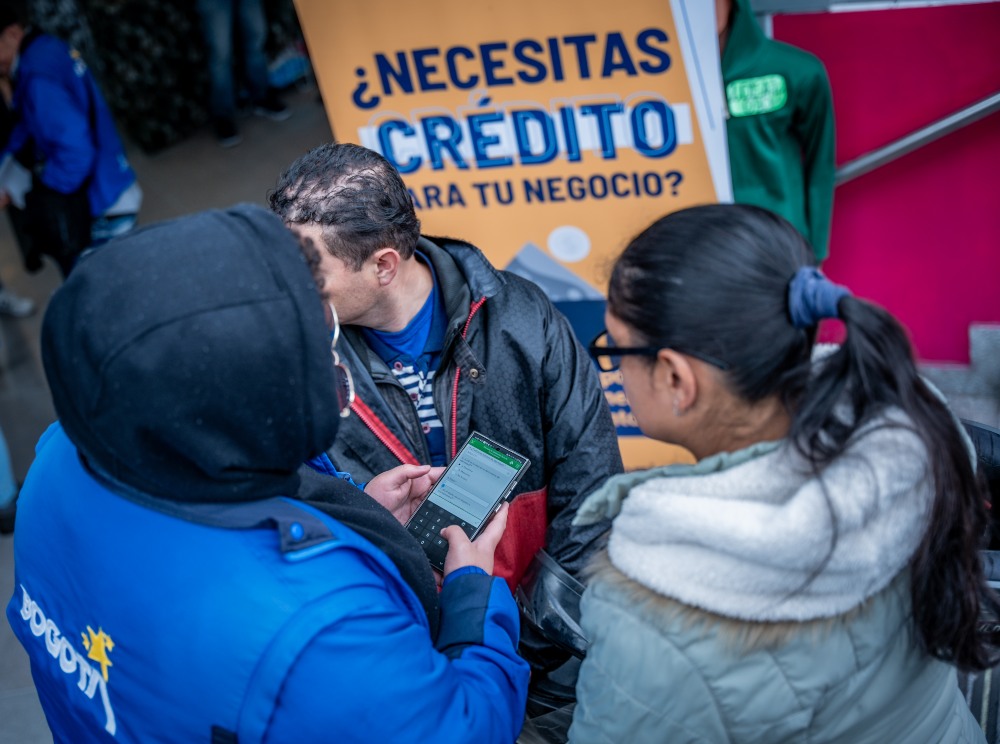 Imagen de un grupos de personas en una feria de financiamiento