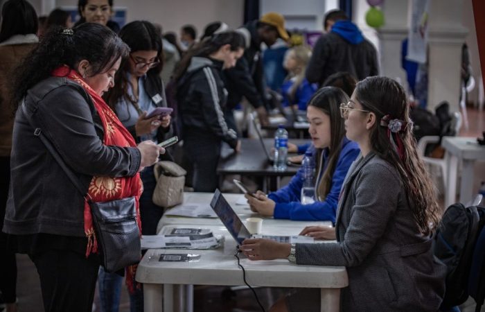 Imagen relacionada con personas en feria de empleo