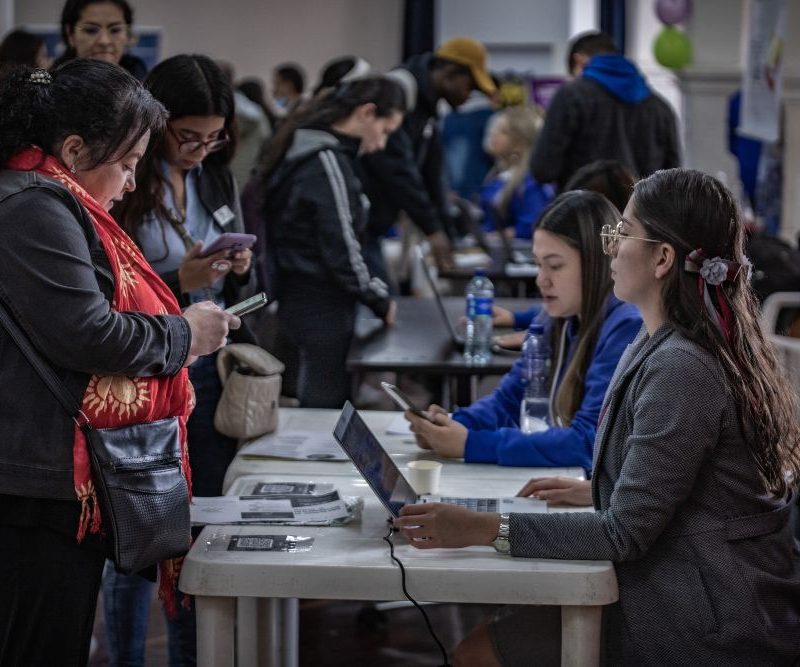 Imagen relacionada con personas en feria de empleo