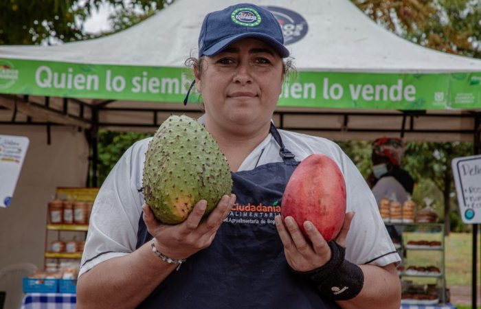 Imagen relacionada con una mujer campesina que exhibe frutas