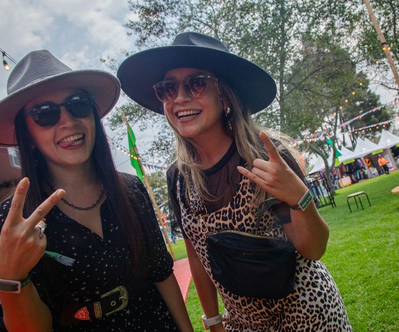 Imagen de dos mujeres que aissten al Festival Estéreo Picnic (FEP