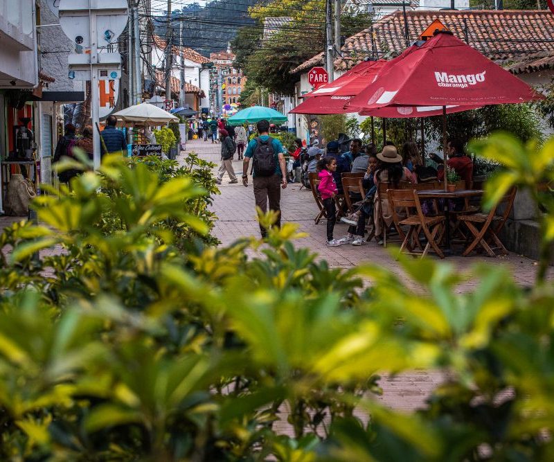 Imagen relacionada con corredor urbano en Bogotá con vista de restaurantes