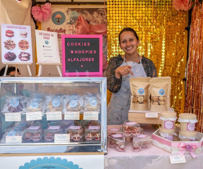 Imagen relacionada con mujer productora quien exhibe postres