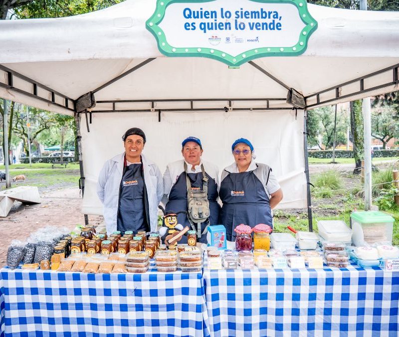 Imagen relacionada con un grupo de productores y productoras rurales en un puesto de atención de Mercados Campesinos