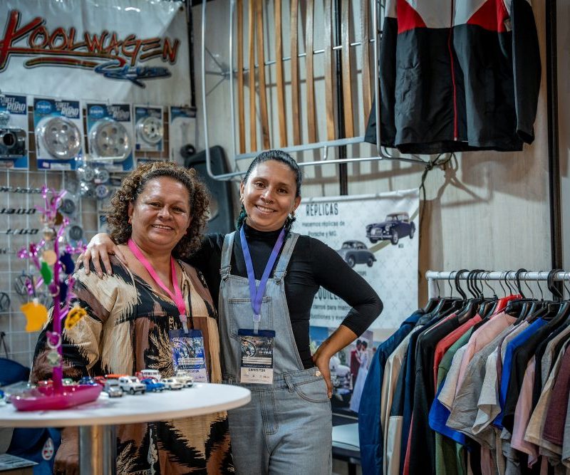 Imagen relacionda con mujeres que exhiben emprendimiento de prendas de vestir