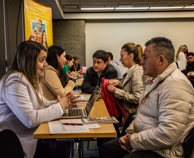 Imagen relacionada con personas que reciben asesoría en créditos para microempresas