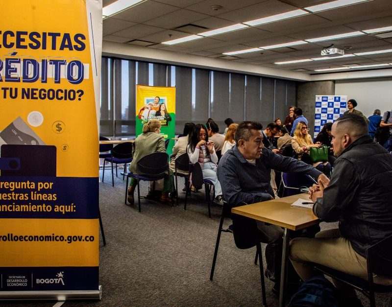 Imagen relacionada con un grupo de emprendedores recibiendo asesoría en una rueda de financiamiento