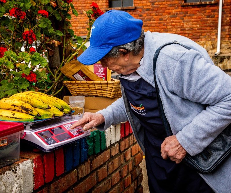 Imagen relacionada con mujer productora rural que pesa productora rural